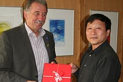 Geschenkübergabe in Sonthofen an Professor Dachang Zhang