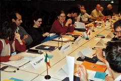 I delegati di diverse rappresentanze nazionali della CIPRA durante il convegno annuale a Chambéry (F) nel 2001. © J. Biedermann 