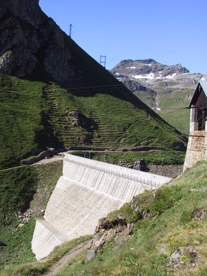 Konflikt v gorah: vodna energija je klimaneutralna in v Alpah v velikih koločinah na voljo. Njena izraba pa močno ogroža naravne ekosisteme (na sliki jez pri Formazzi/I, Copy CIPRA International)