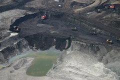 Brezobzirno izkoriščanje: pri izkopu bitumenskega peska v Kanadi se ogromna okoljska škoda, ki pri tem nastaja, ne upošteva.